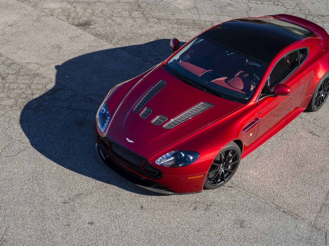 Red Aston Martin V12 Vantage for 1280 x 960 resolution