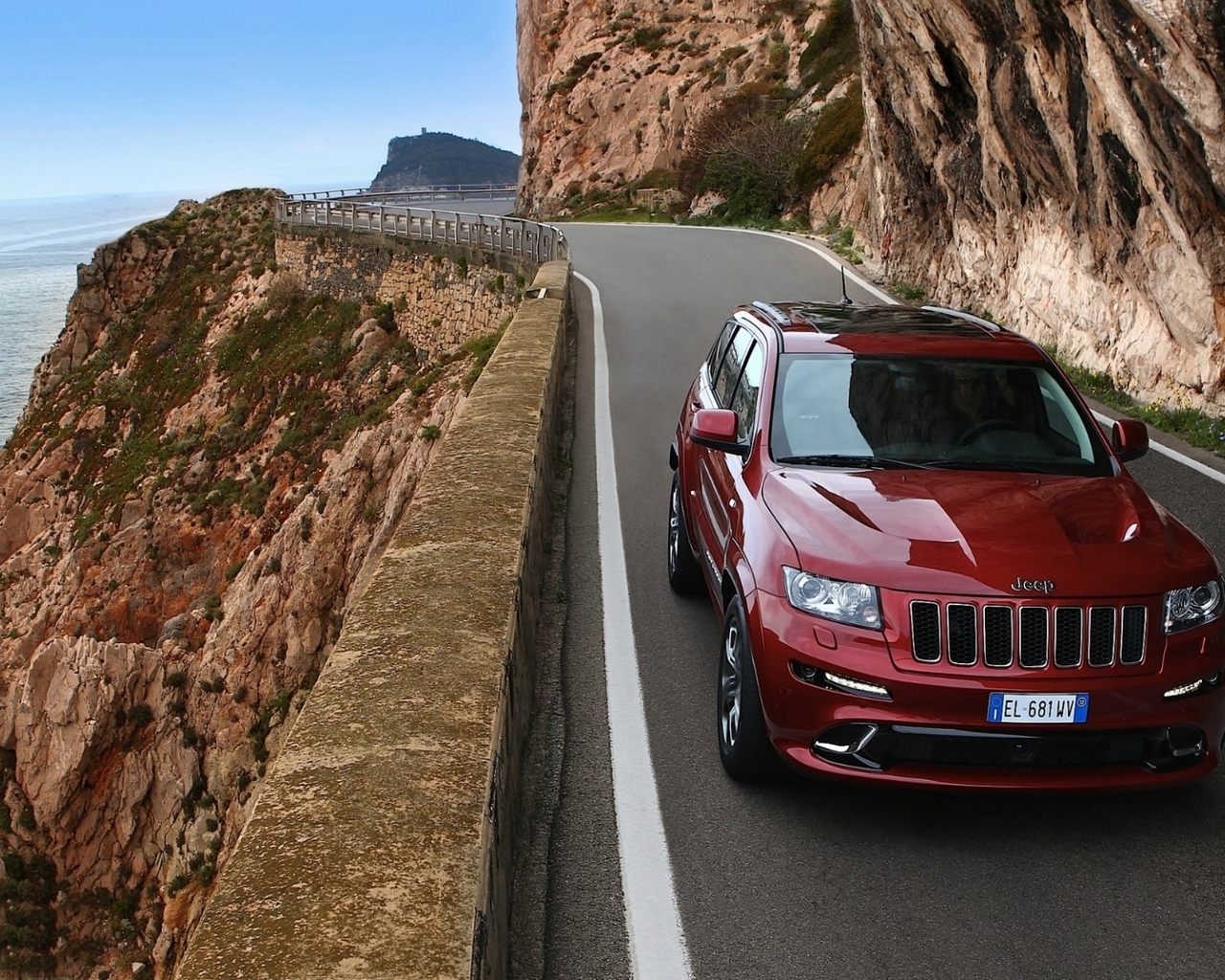 Red Jeep Grand Cherokee SRT8 for 1280 x 1024 resolution