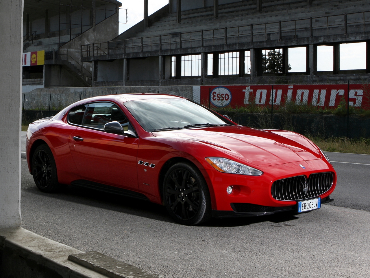 Red Maserati GranTurismo S  for 1280 x 960 resolution