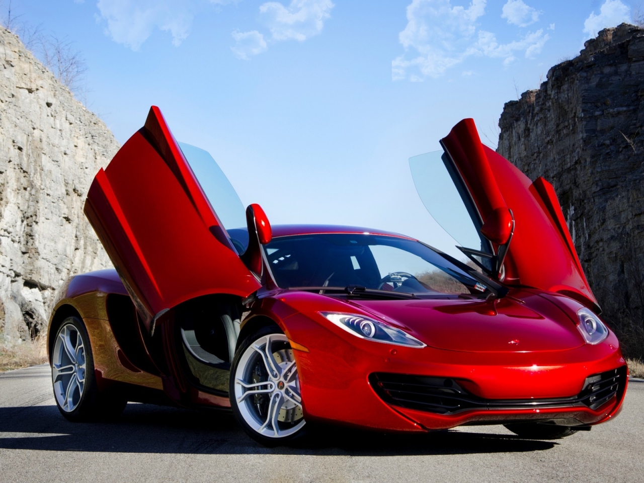 Red McLaren MP4 12C for 1280 x 960 resolution
