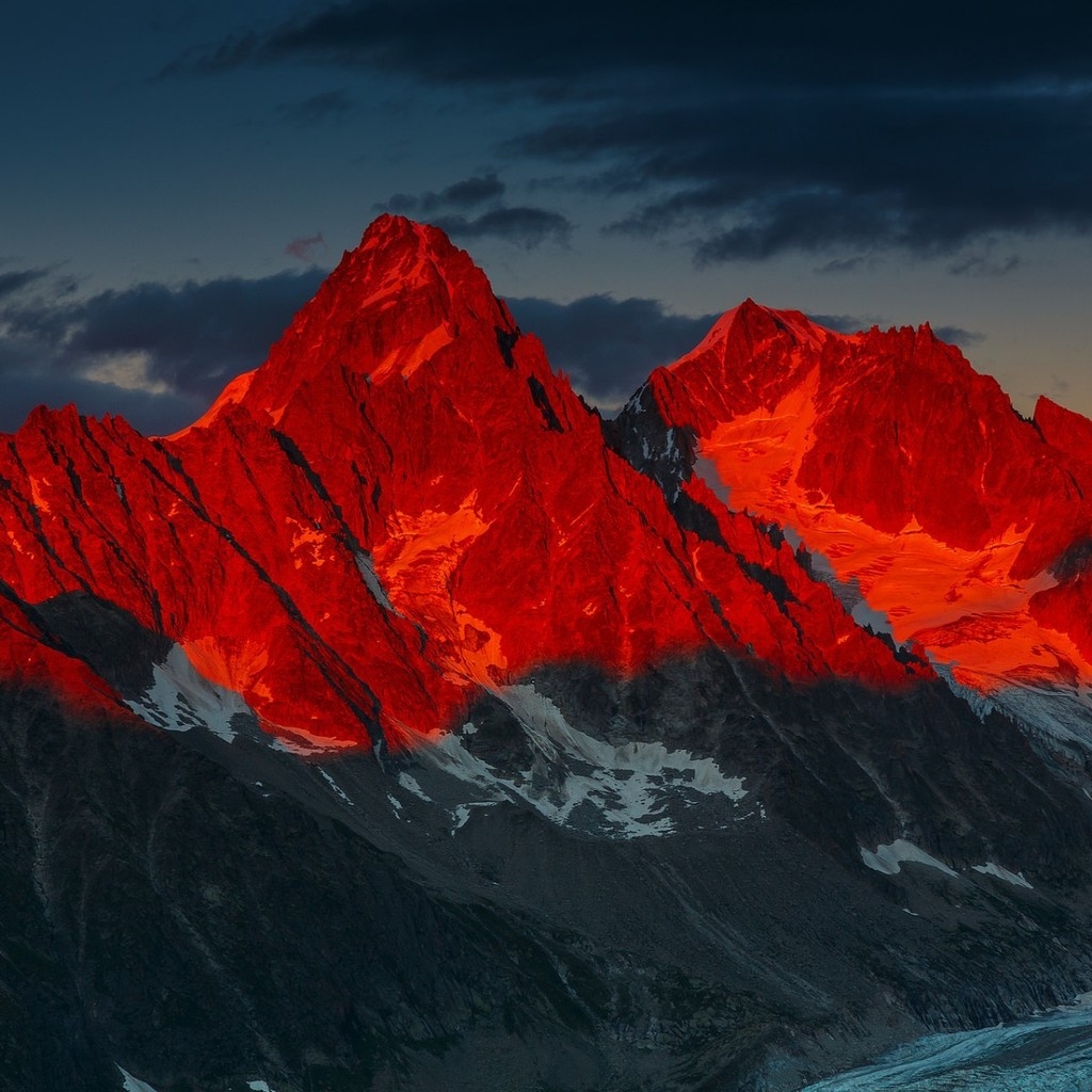 Red Sunset Over Mountains for 1024 x 1024 iPad resolution