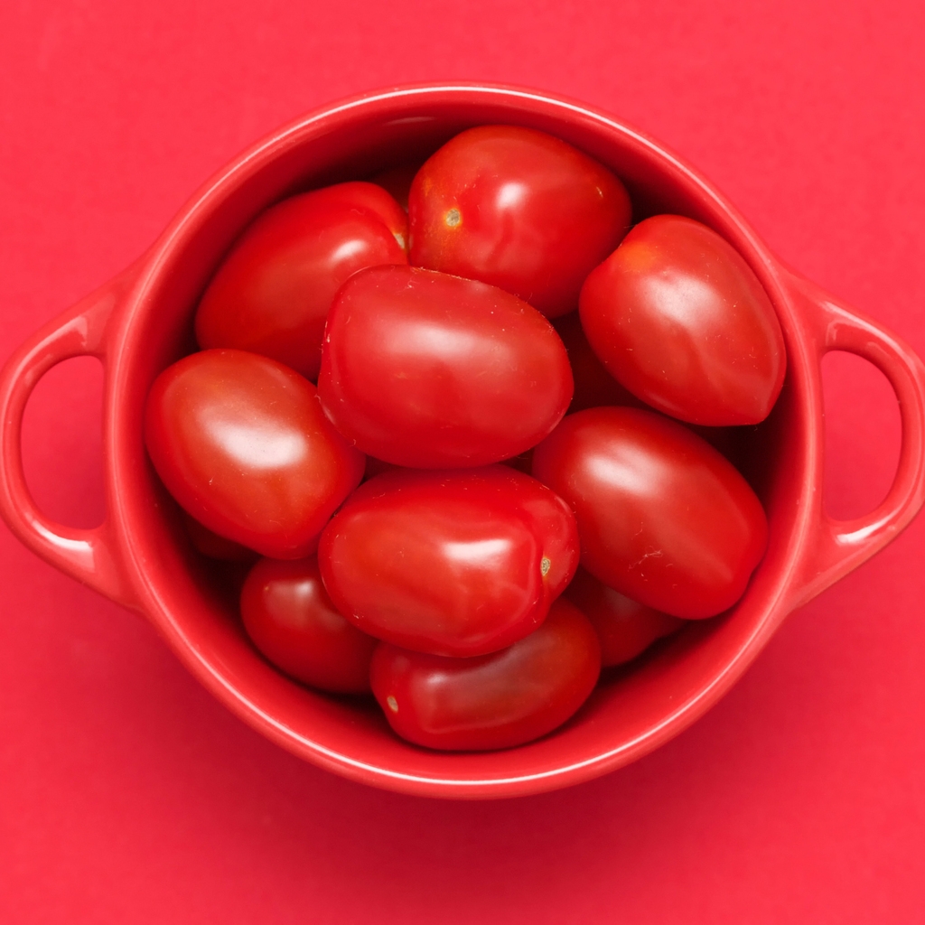 Red Tomatoes for 1024 x 1024 iPad resolution
