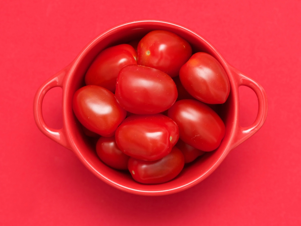 Red Tomatoes for 1024 x 768 resolution