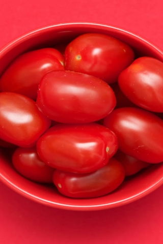 Red Tomatoes for 320 x 480 iPhone resolution