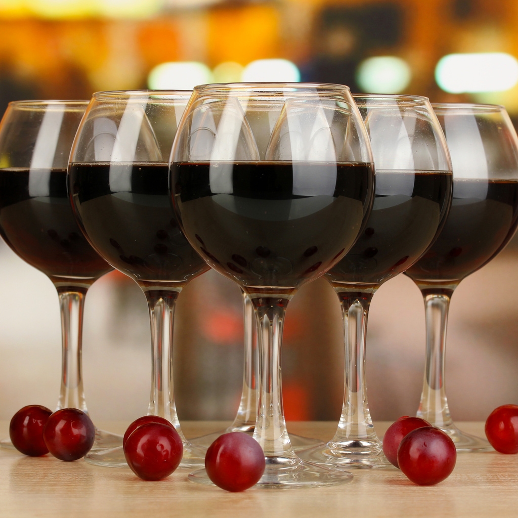 Red Wine Glasses  for 1024 x 1024 iPad resolution