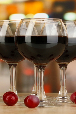 Red Wine Glasses  for 320 x 480 iPhone resolution