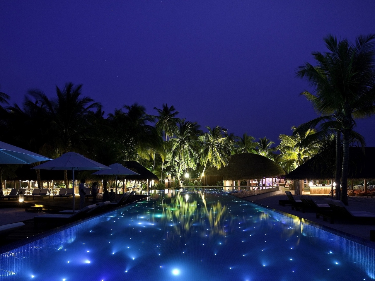Resort Night View for 1280 x 960 resolution