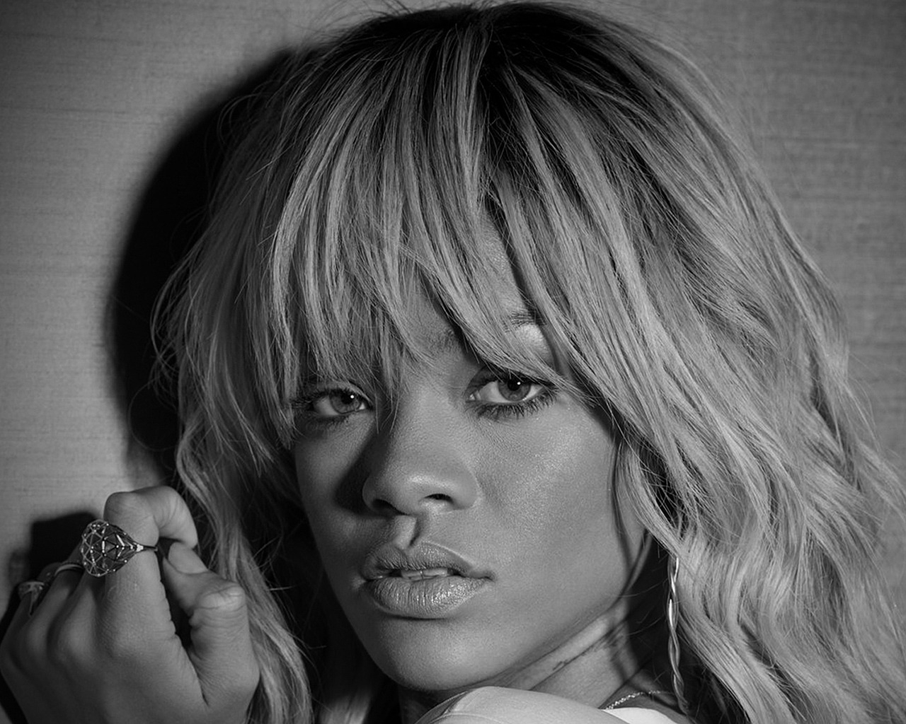 Rihanna Black and White for 1280 x 1024 resolution