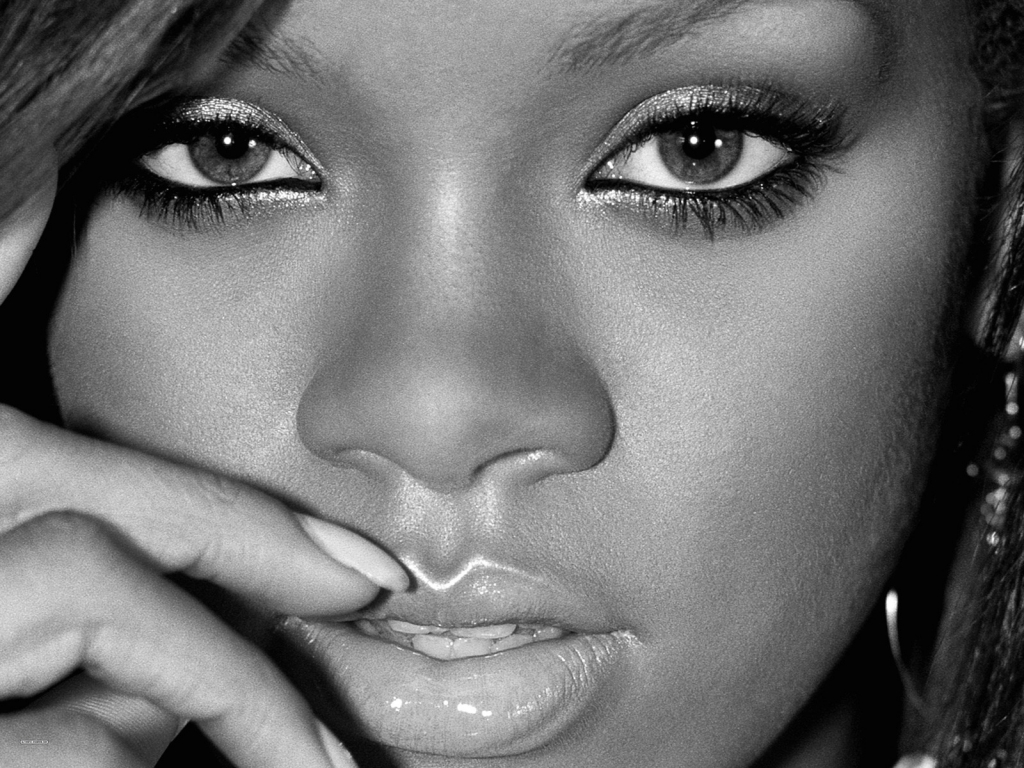 Rihanna Close Up for 1024 x 768 resolution