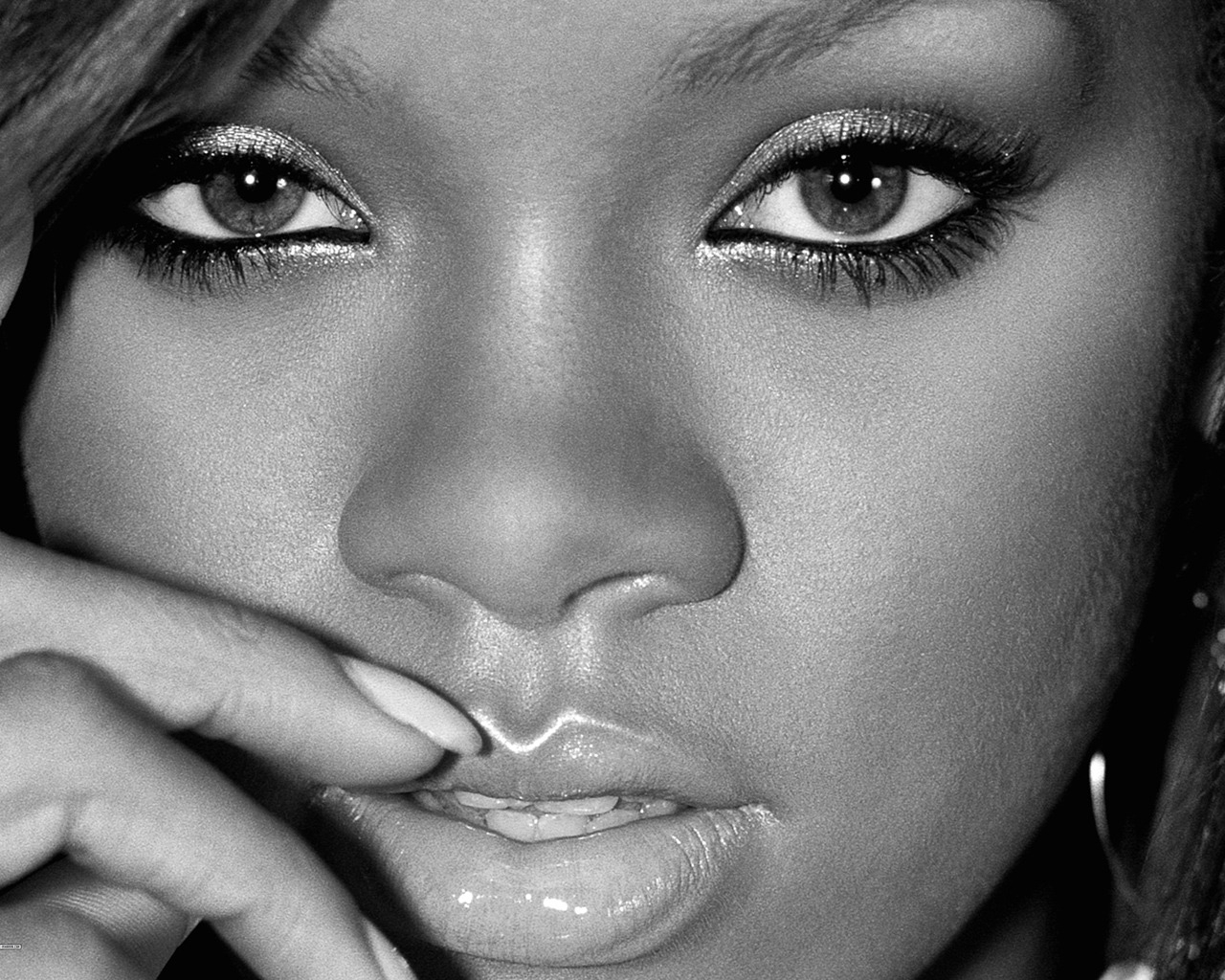 Rihanna Close Up for 1280 x 1024 resolution