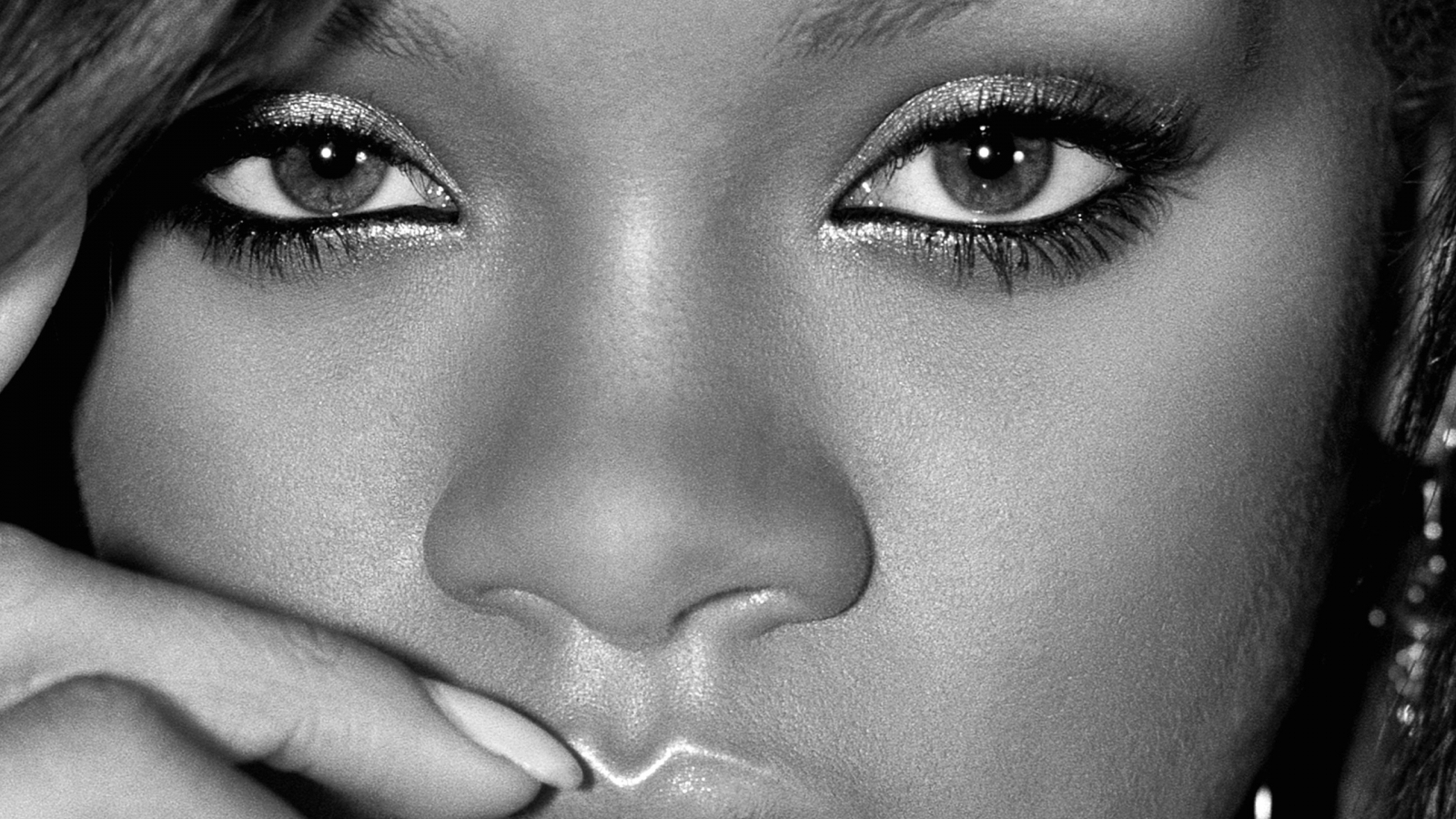 Rihanna Close Up for 1600 x 900 HDTV resolution