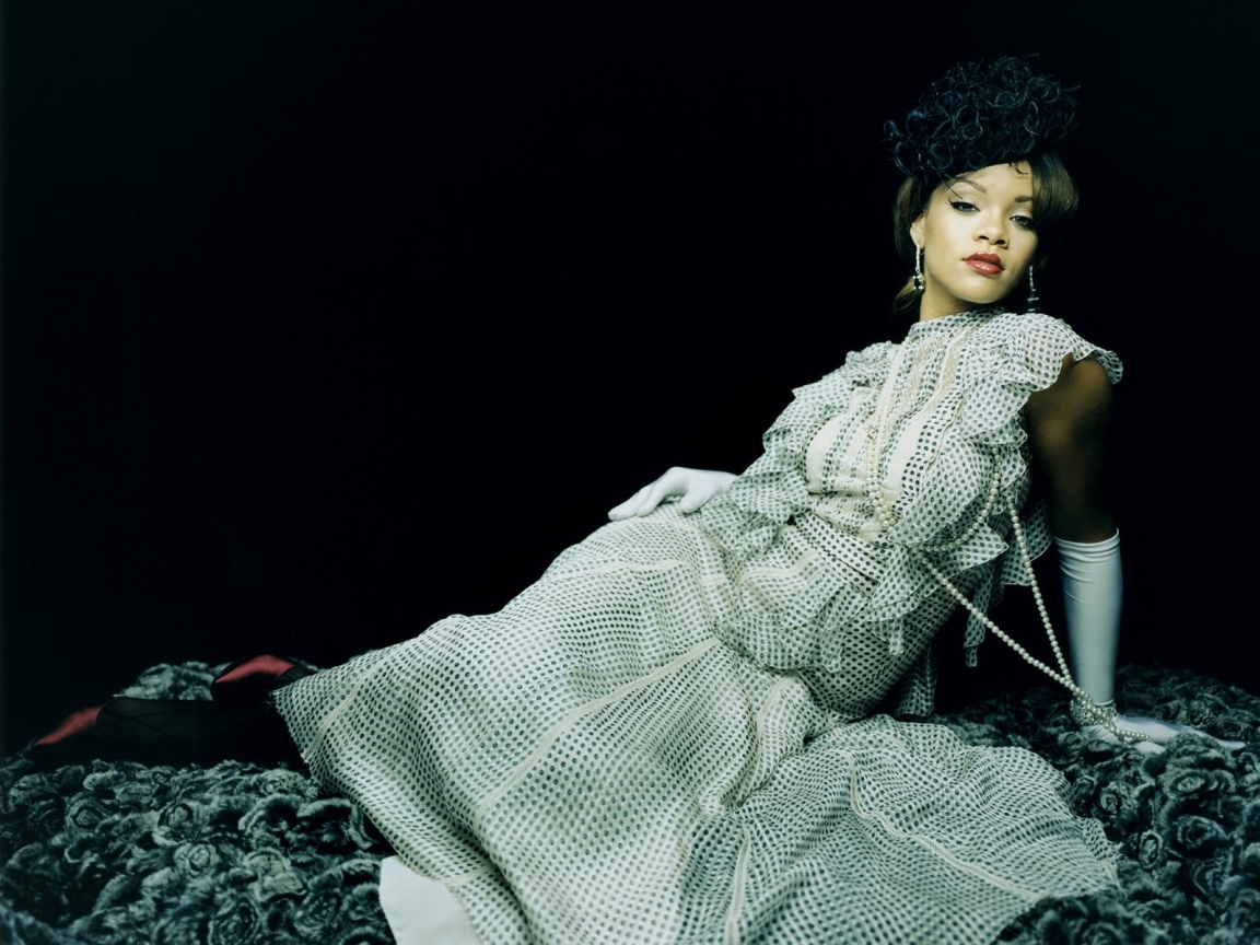 Rihanna Dress for 1152 x 864 resolution