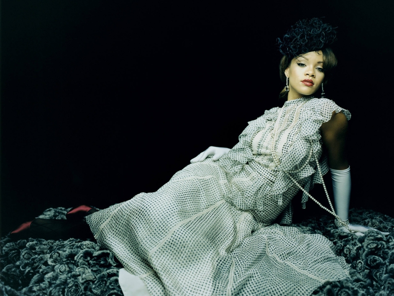 Rihanna Dress for 1280 x 960 resolution