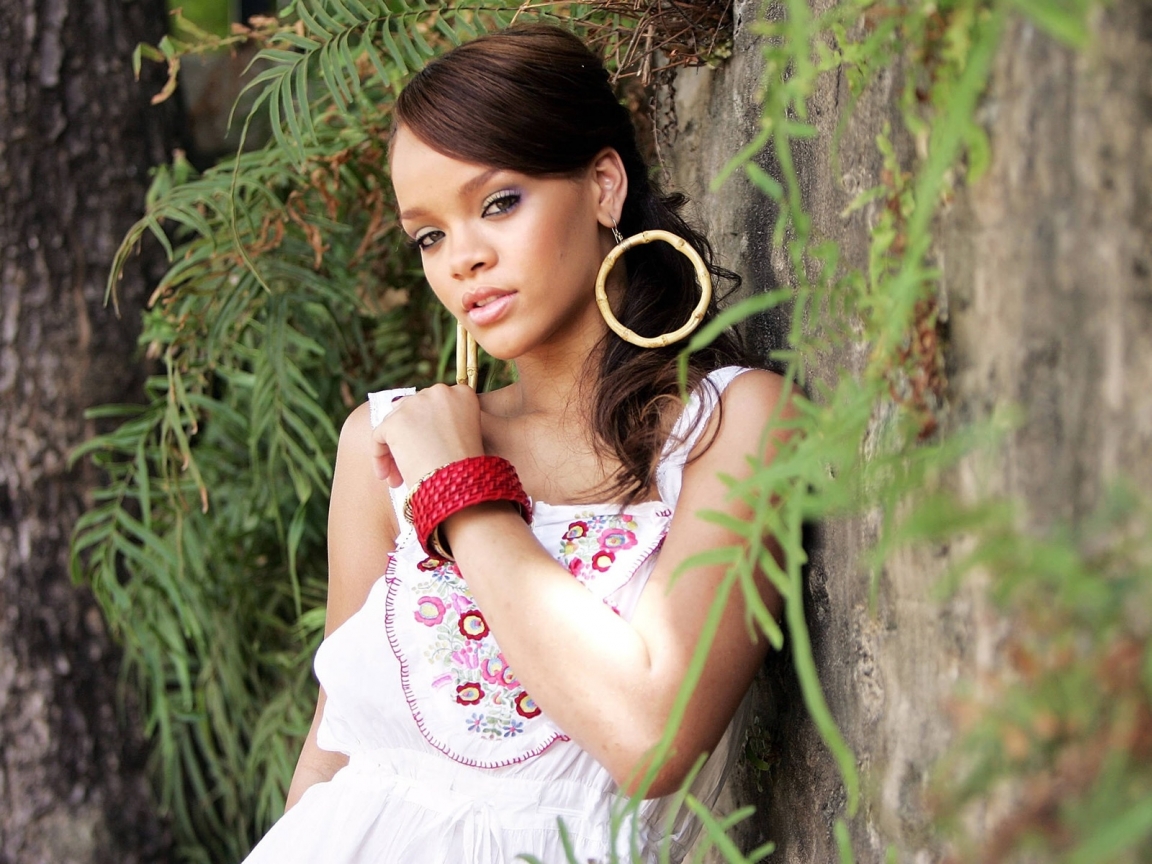 Rihanna Natural Smile for 1152 x 864 resolution