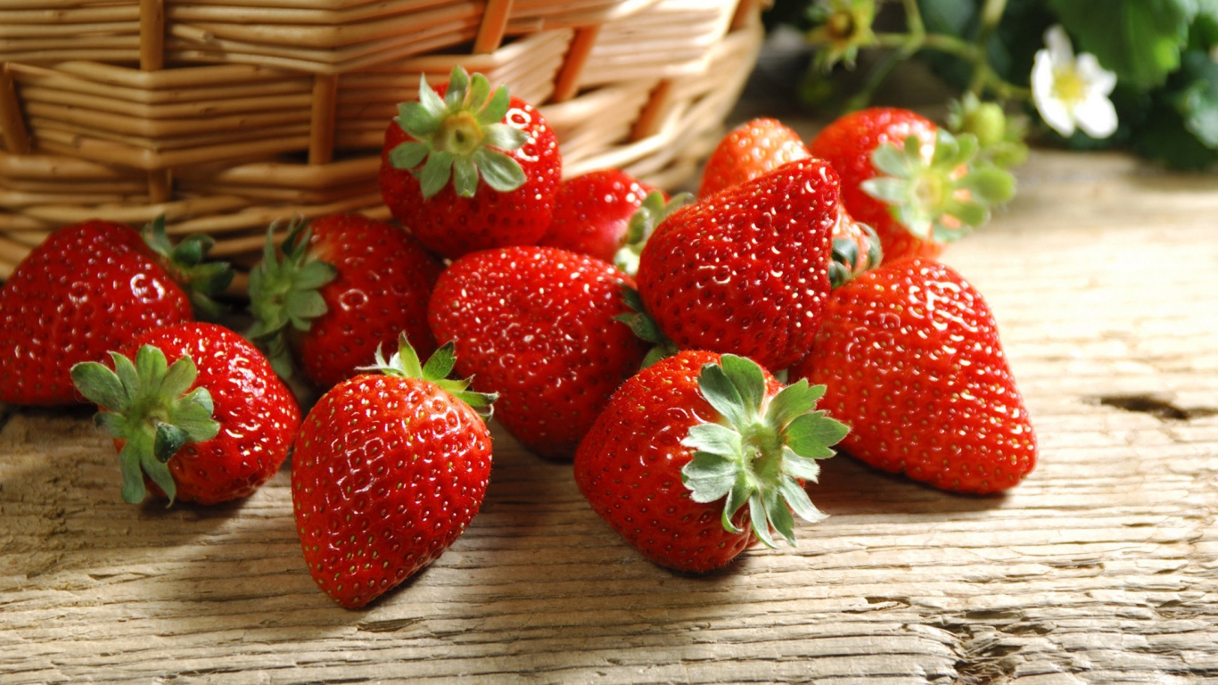 Ripe strawberries for 1366 x 768 HDTV resolution