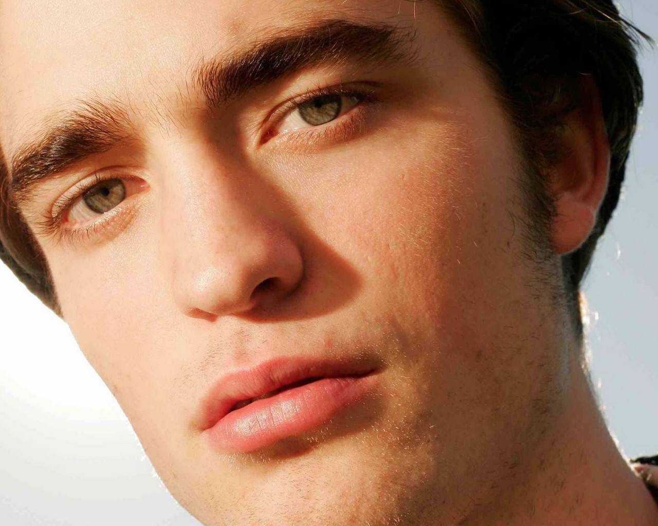 Robert Pattinson Close-up for 1280 x 1024 resolution