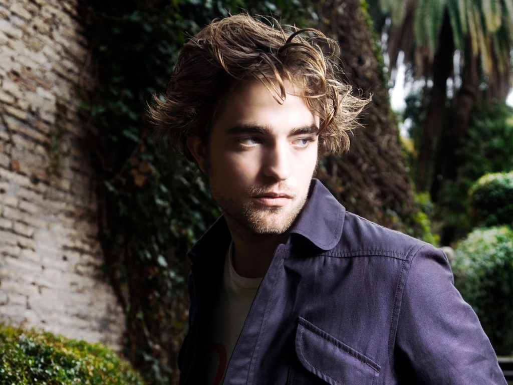 Robert Pattinson Profile Look for 1024 x 768 resolution