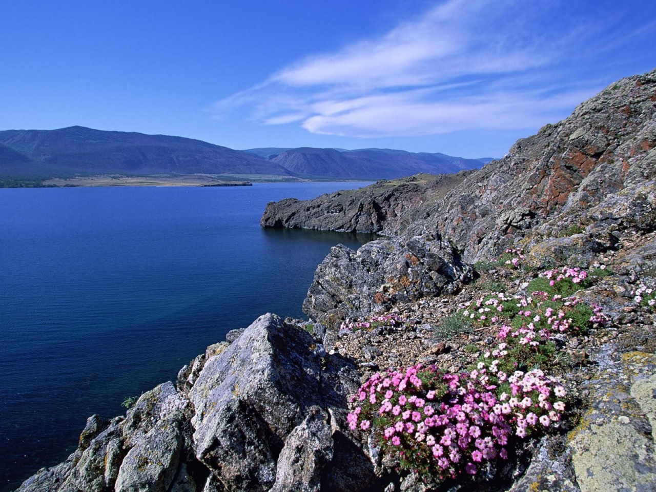 Rocky Shoreline Barakchin Island Lake Baikal for 1280 x 960 resolution