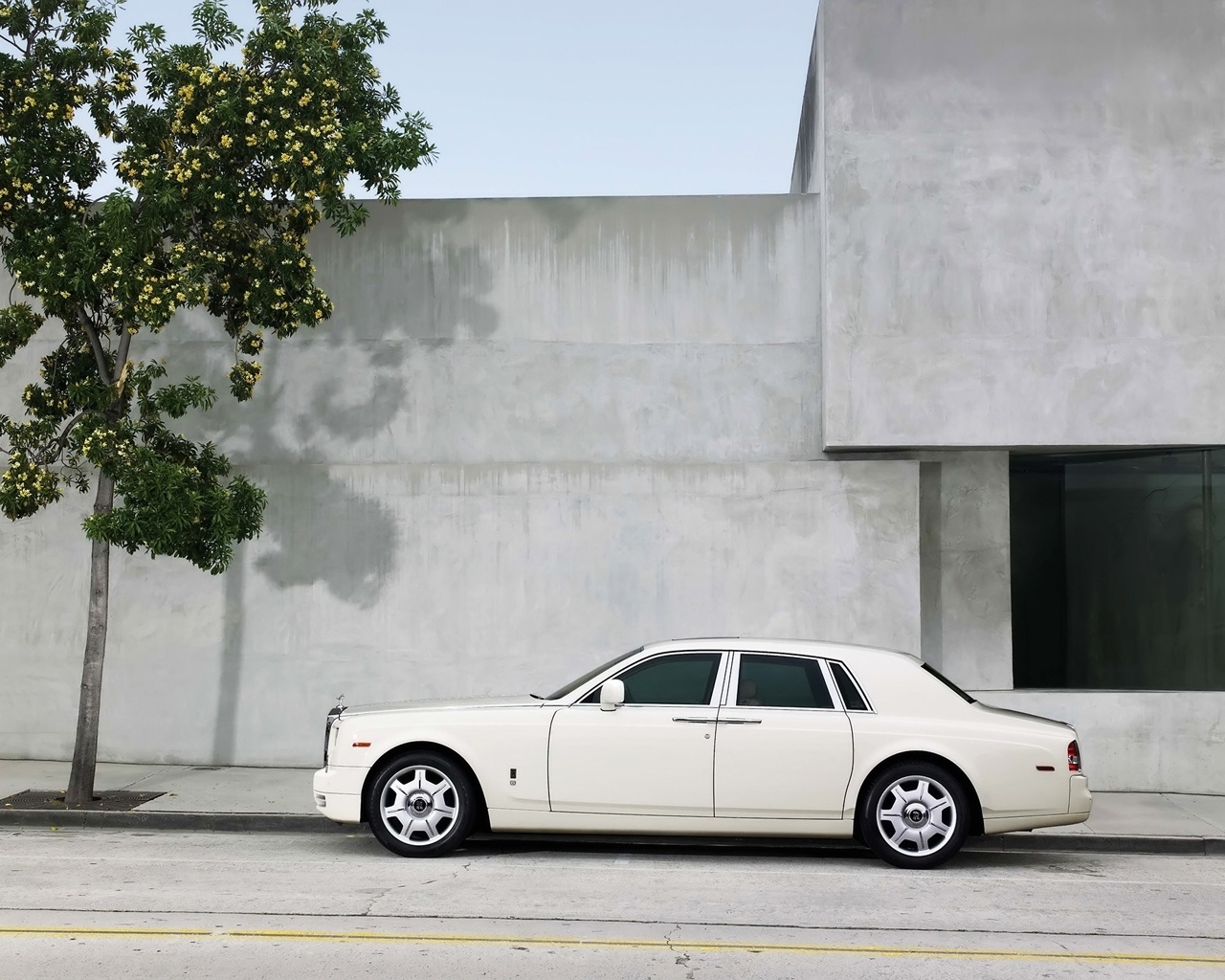 Rolls Royce Phantom 2009 for 1280 x 1024 resolution