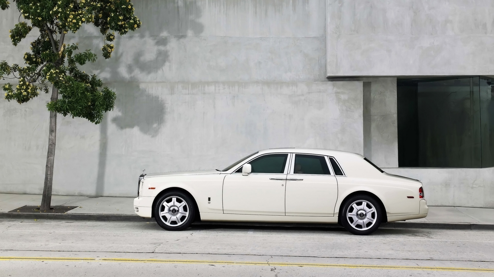 Rolls Royce Phantom 2009 for 1600 x 900 HDTV resolution