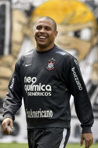 Ronaldo Luis Nazário de Lima for 320 x 480 iPhone resolution