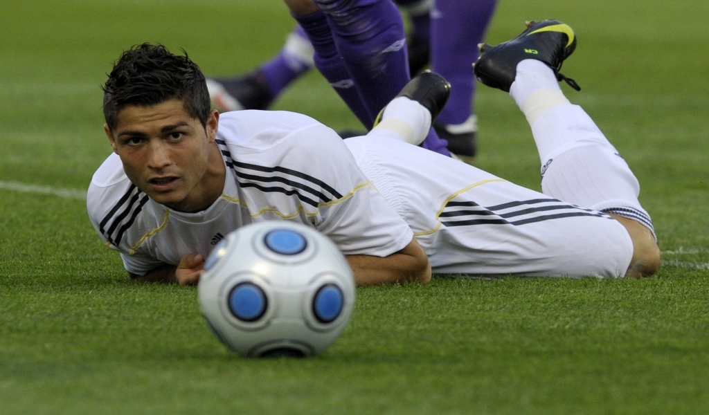Ronaldo on the football field for 1024 x 600 widescreen resolution