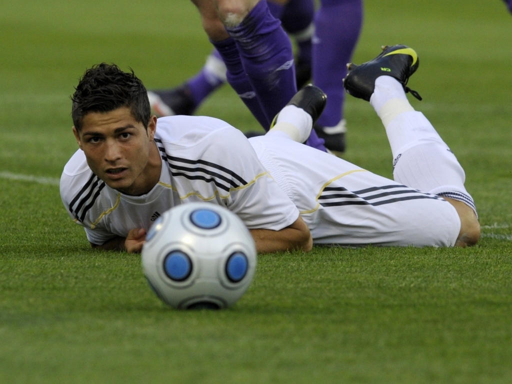 Ronaldo on the football field for 1024 x 768 resolution