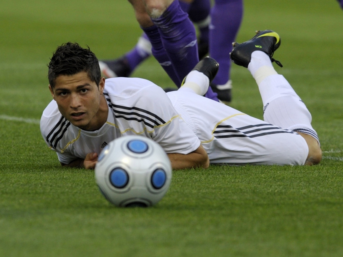 Ronaldo on the football field for 1152 x 864 resolution