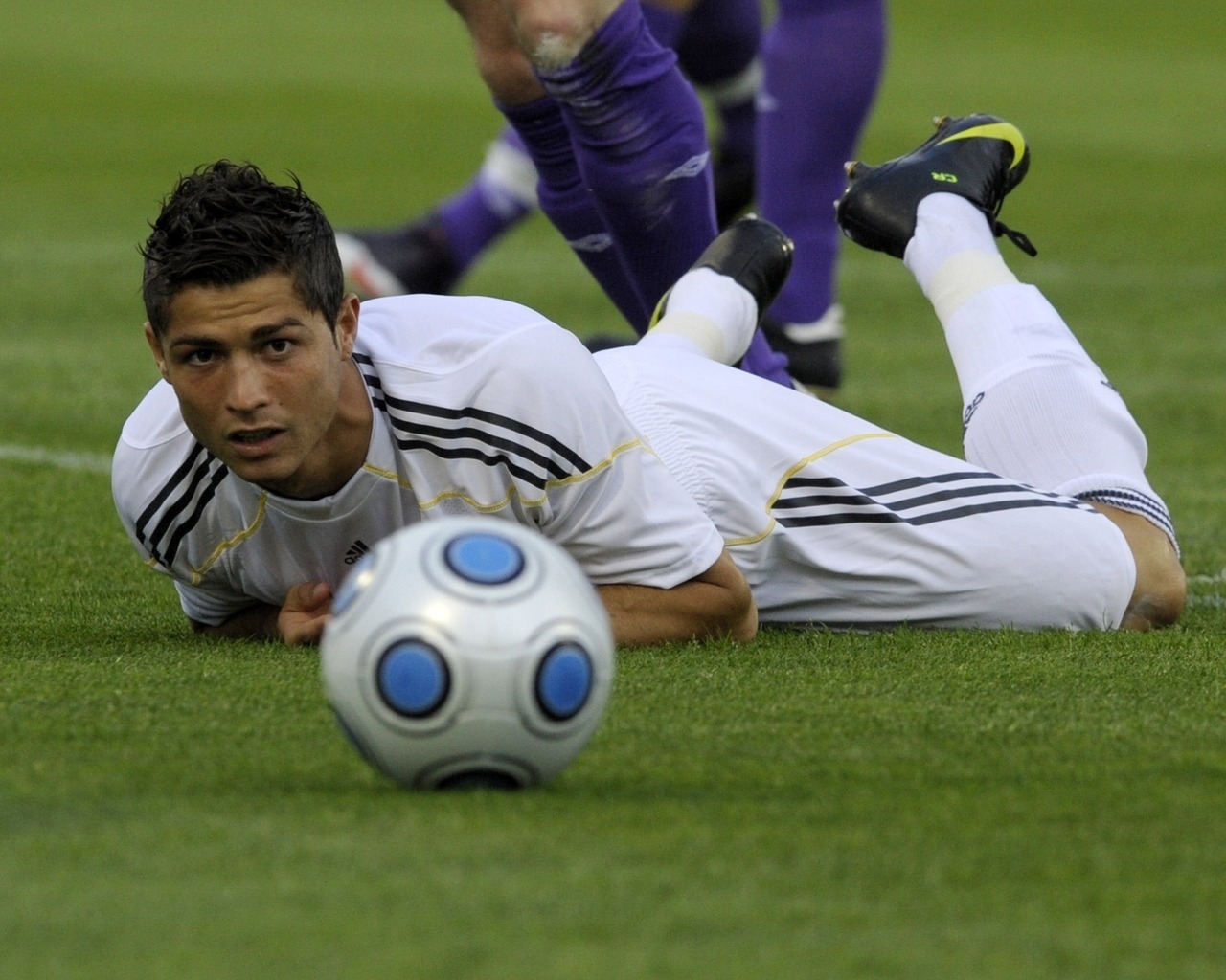 Ronaldo on the football field for 1280 x 1024 resolution