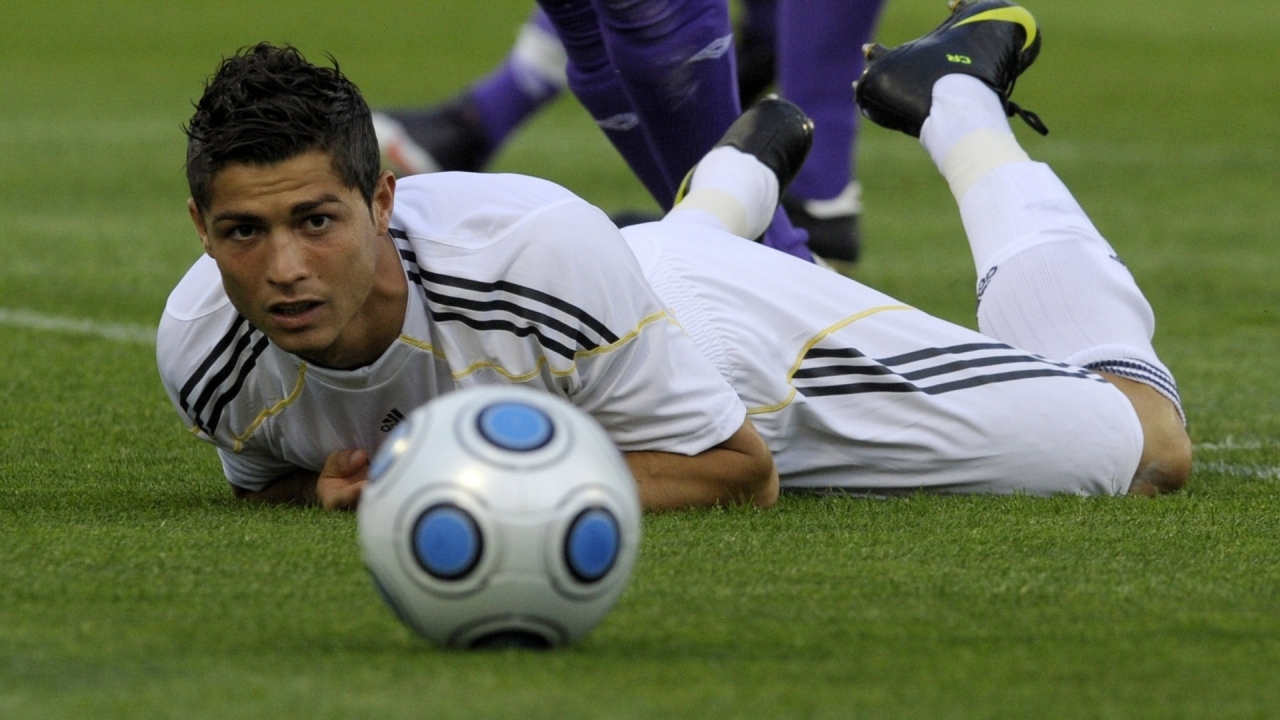 Ronaldo on the football field for 1280 x 720 HDTV 720p resolution