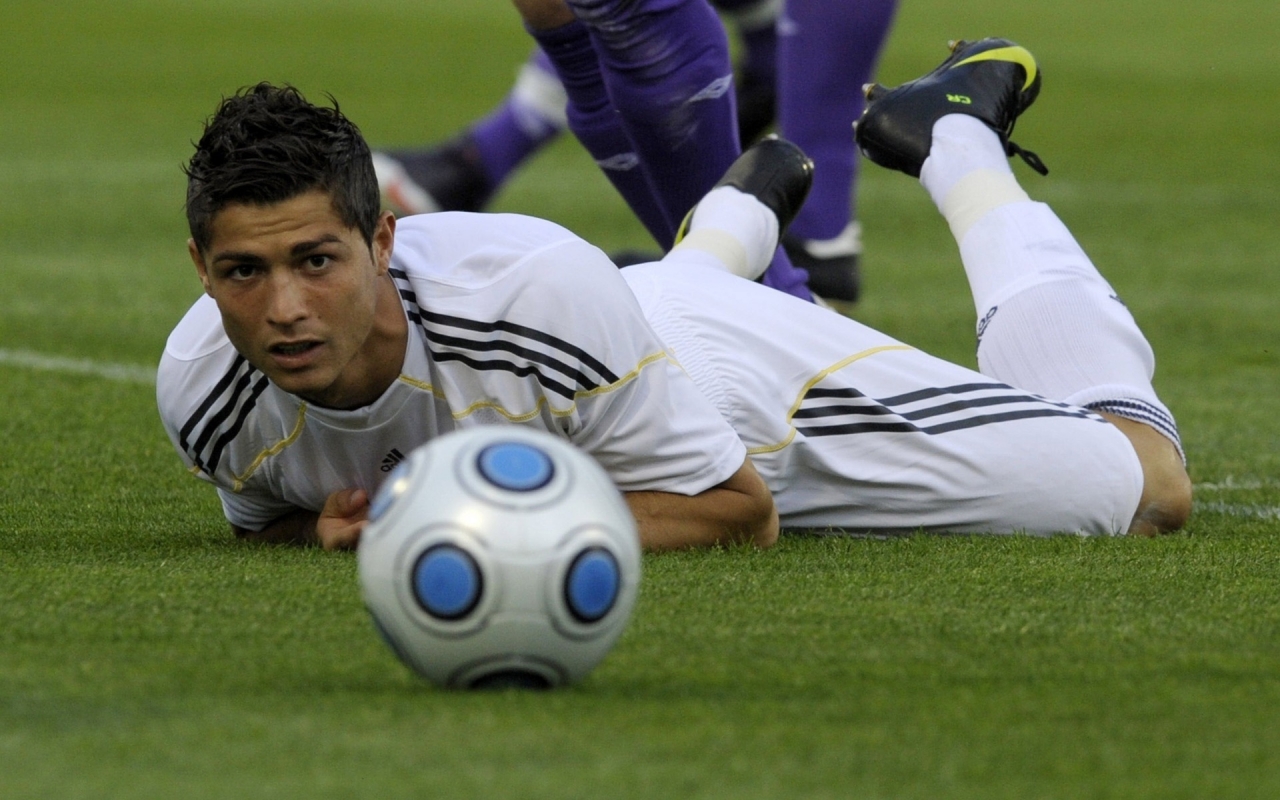 Ronaldo on the football field for 1280 x 800 widescreen resolution