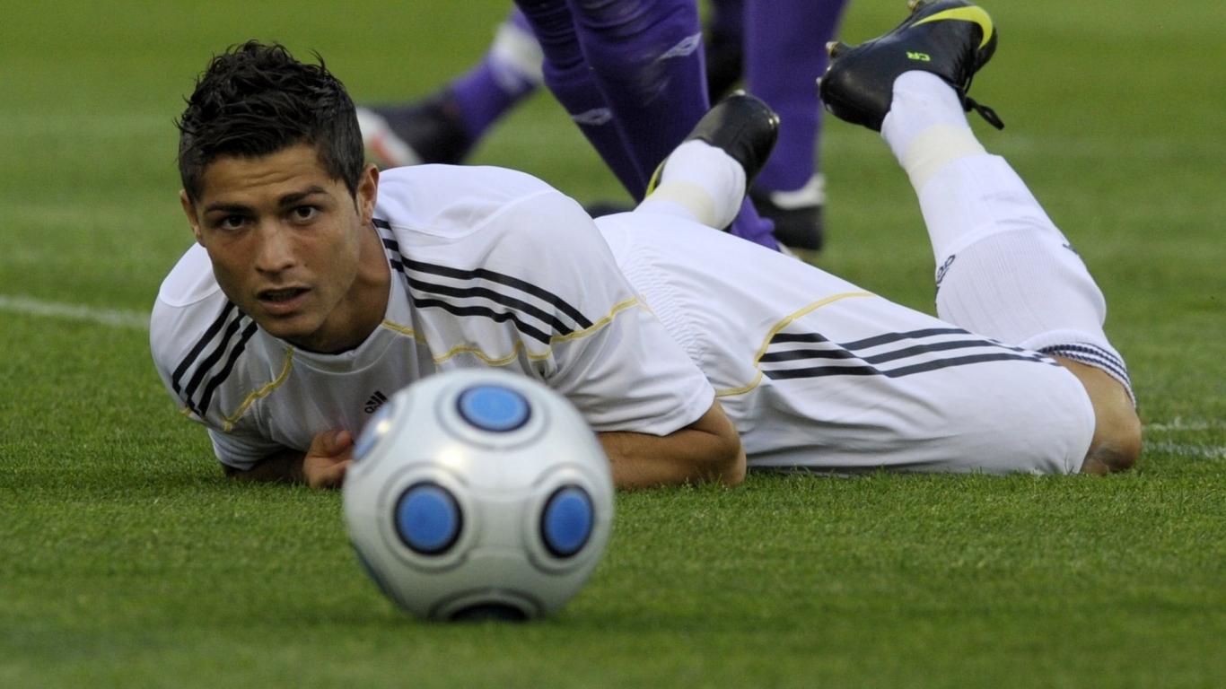 Ronaldo on the football field for 1366 x 768 HDTV resolution