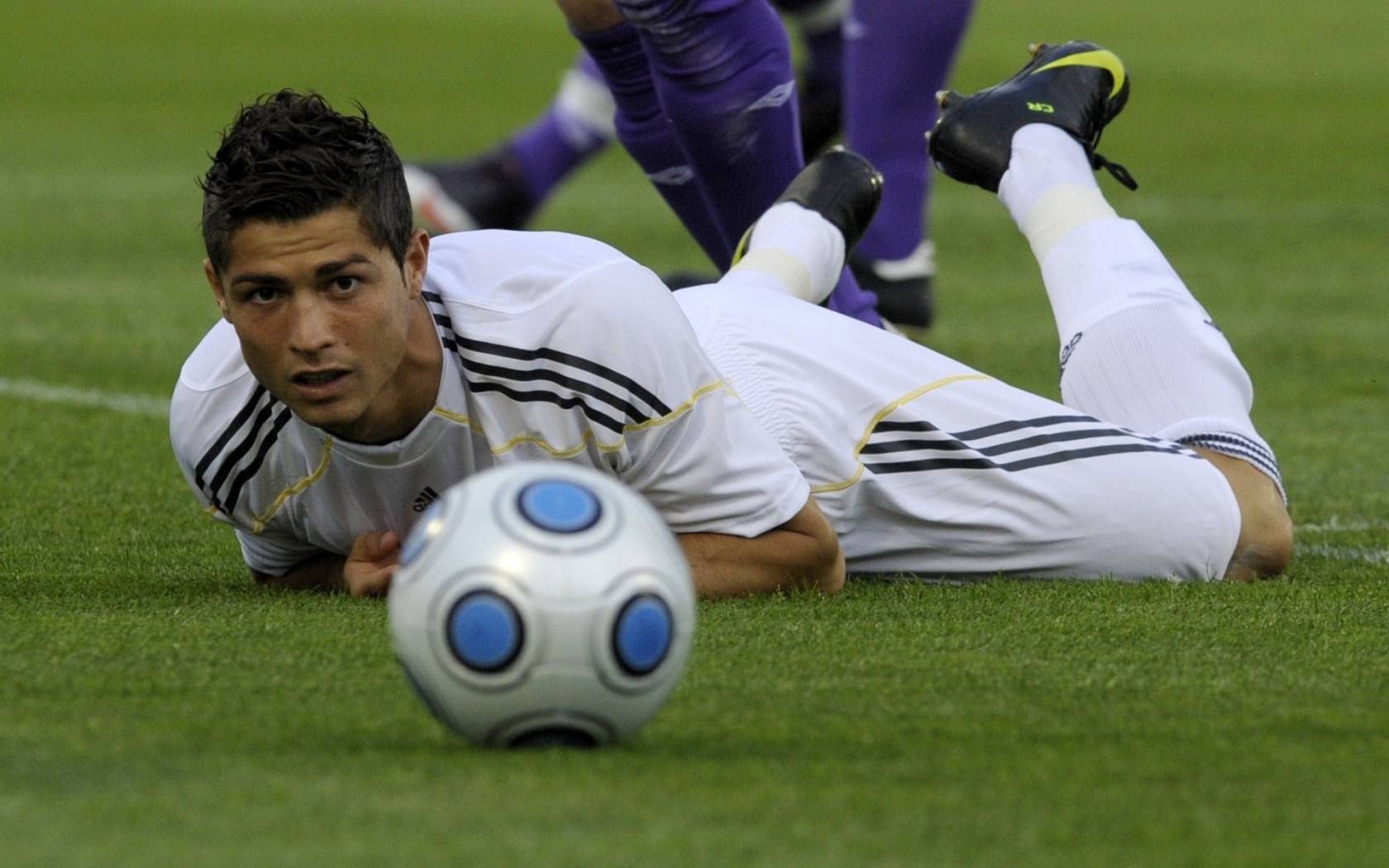 Ronaldo on the football field for 1680 x 1050 widescreen resolution