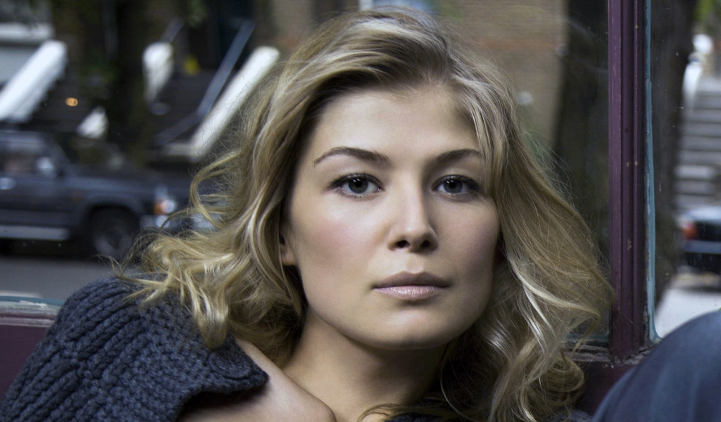 Rosamund Pike Look for 1024 x 600 widescreen resolution
