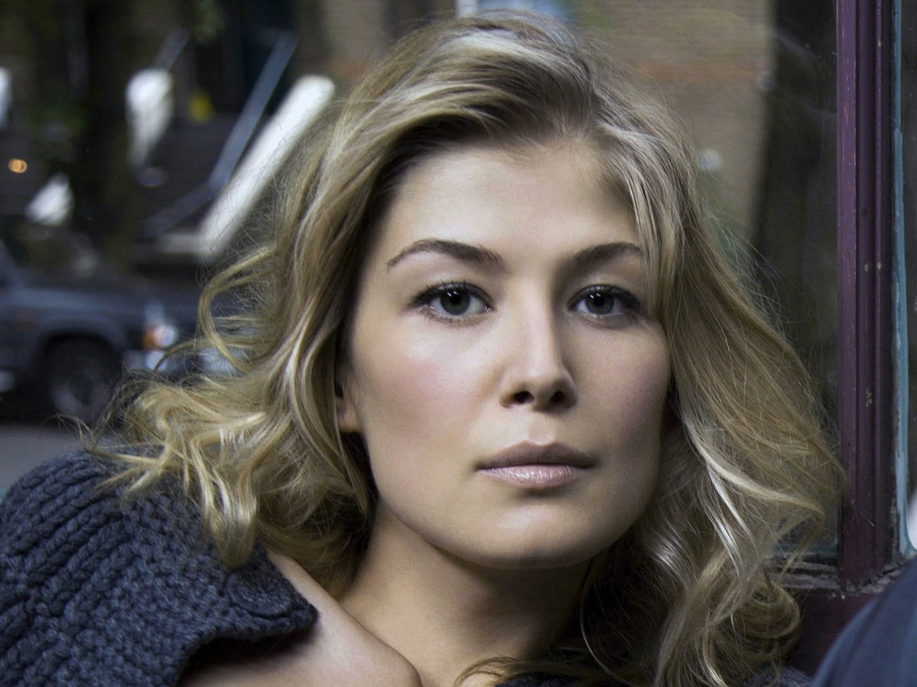 Rosamund Pike Look for 1024 x 768 resolution