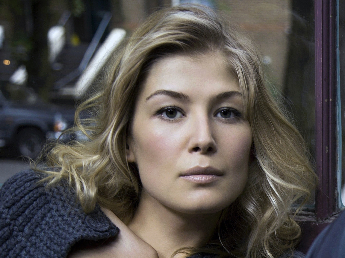 Rosamund Pike Look for 1152 x 864 resolution