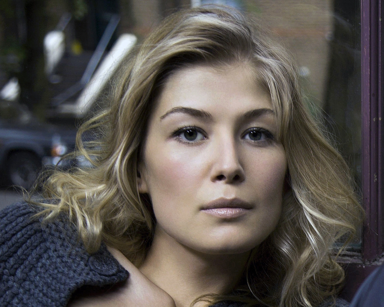 Rosamund Pike Look for 1280 x 1024 resolution