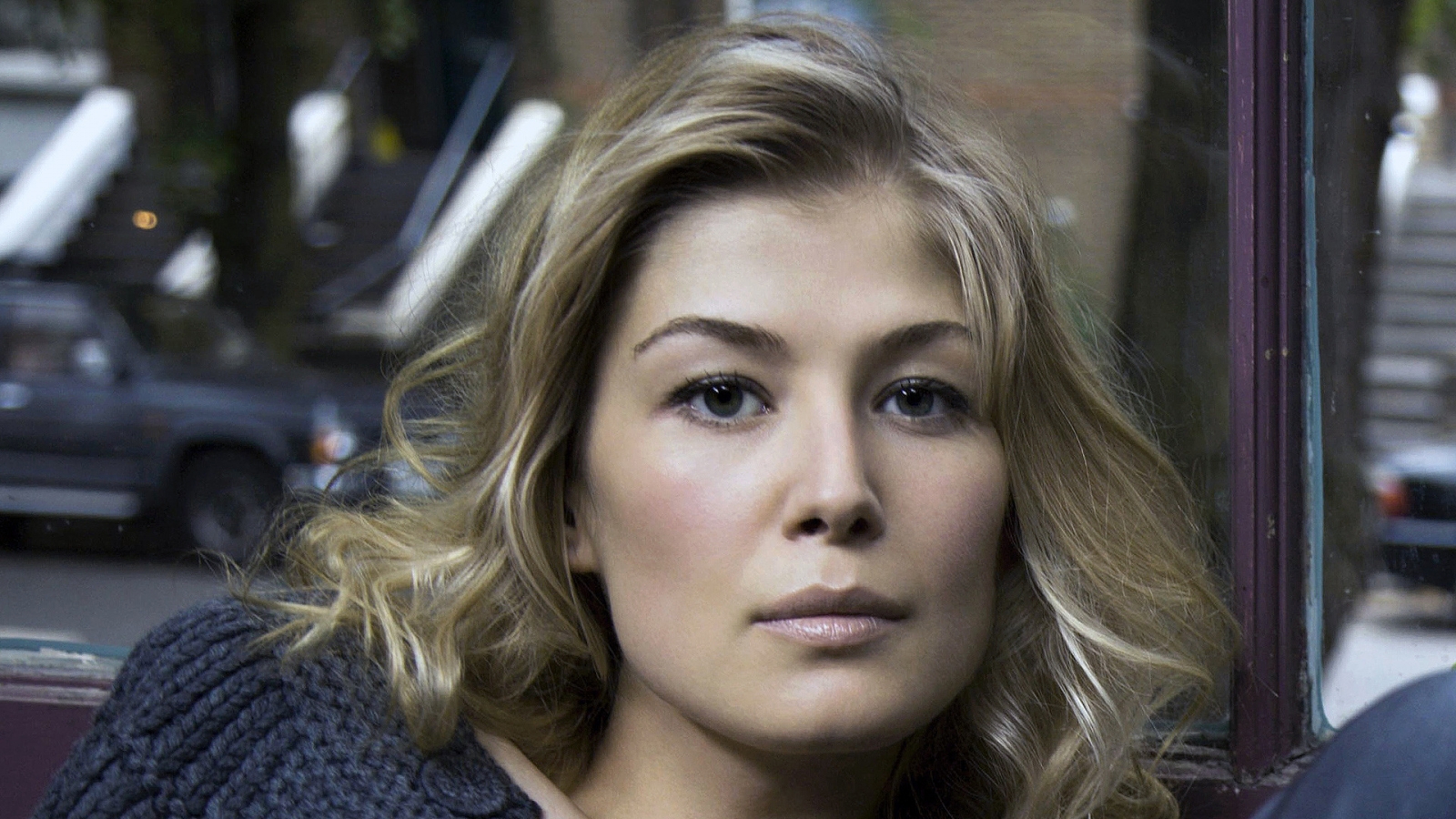 Rosamund Pike Look for 1600 x 900 HDTV resolution