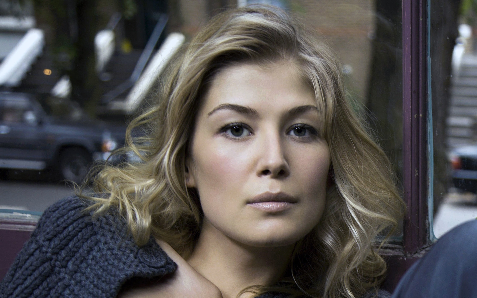 Rosamund Pike Look for 1920 x 1200 widescreen resolution