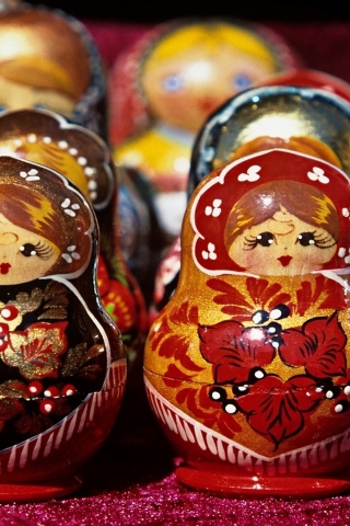 Russian Dolls for 320 x 480 iPhone resolution