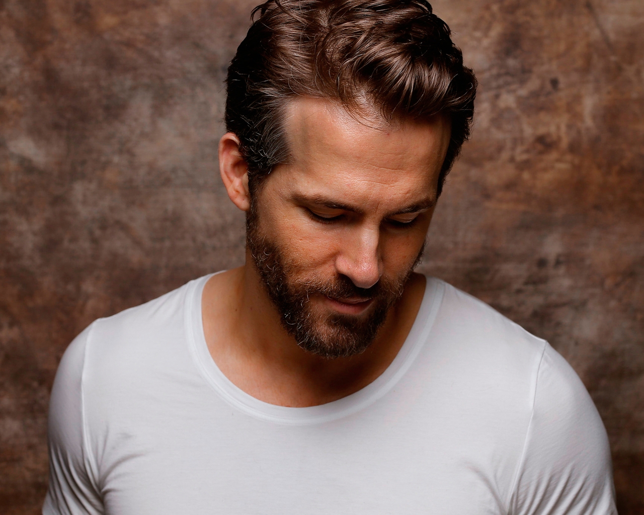 Ryan Reynolds White Tshirt for 1280 x 1024 resolution