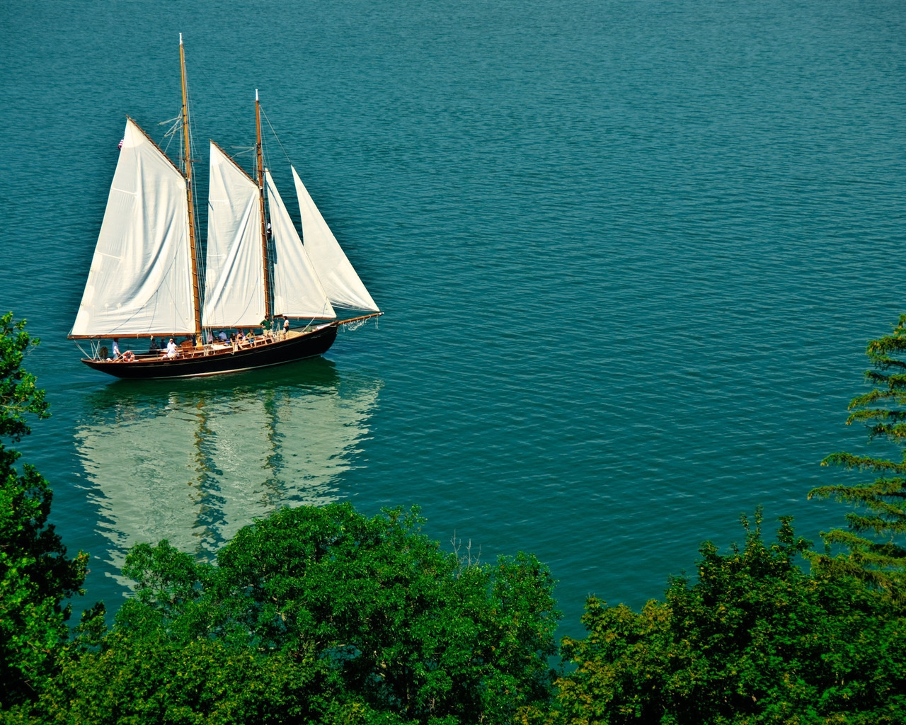 Sailing Boat for 1280 x 1024 resolution