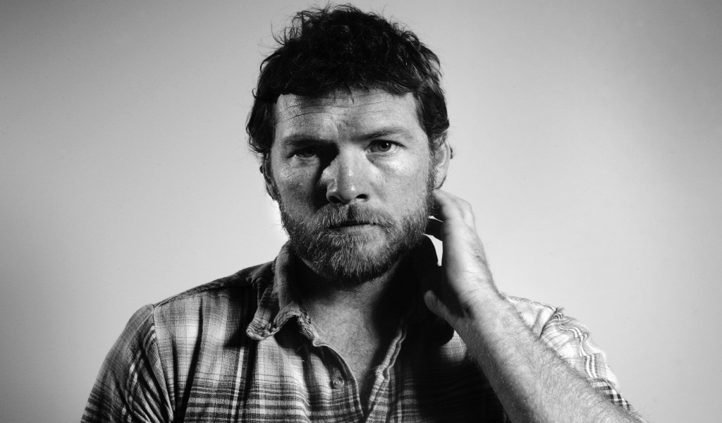 Sam Worthington Black and White for 1024 x 600 widescreen resolution