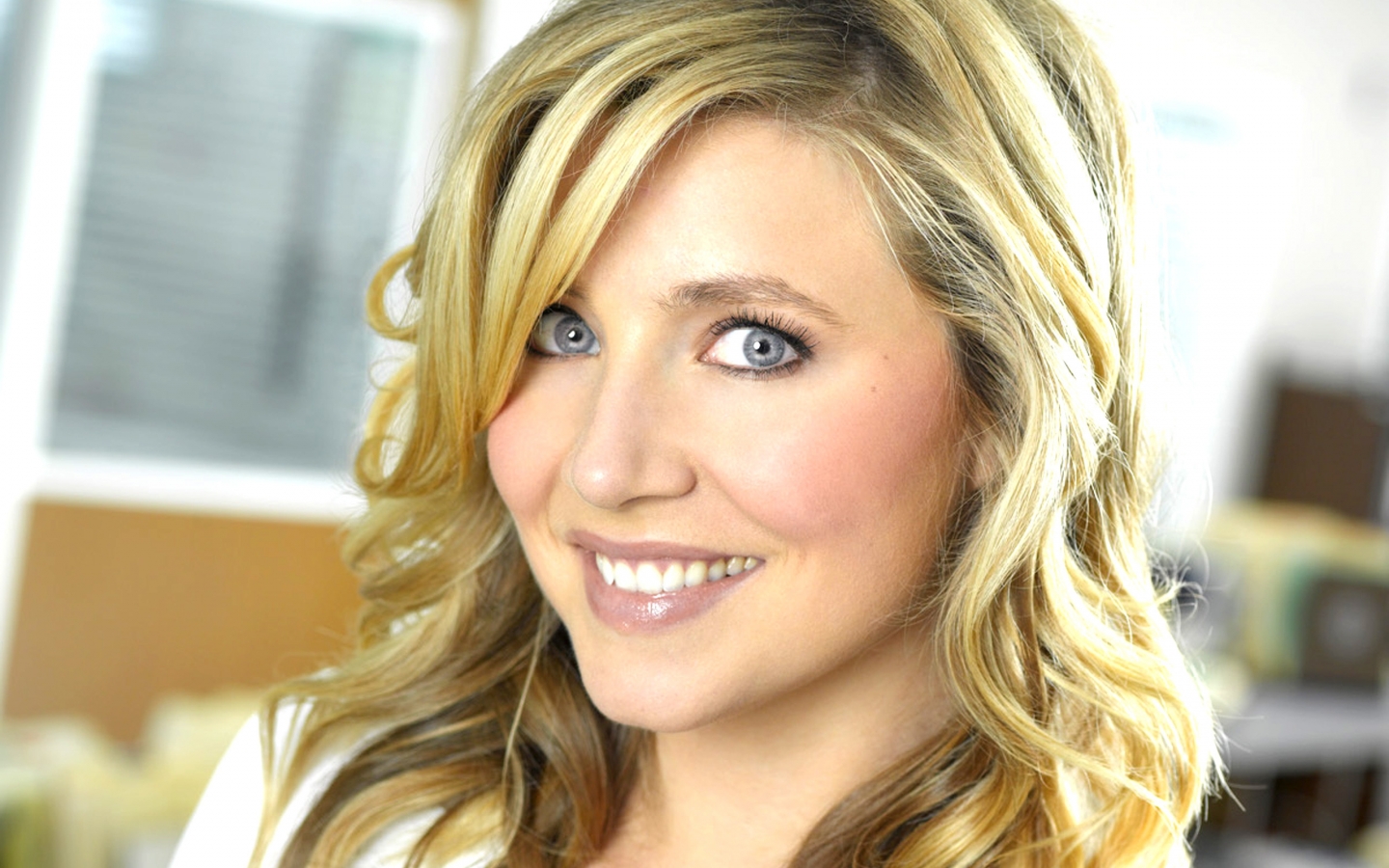 Sarah Chalke Smile for 1440 x 900 widescreen resolution