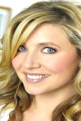 Sarah Chalke Smile for 320 x 480 iPhone resolution