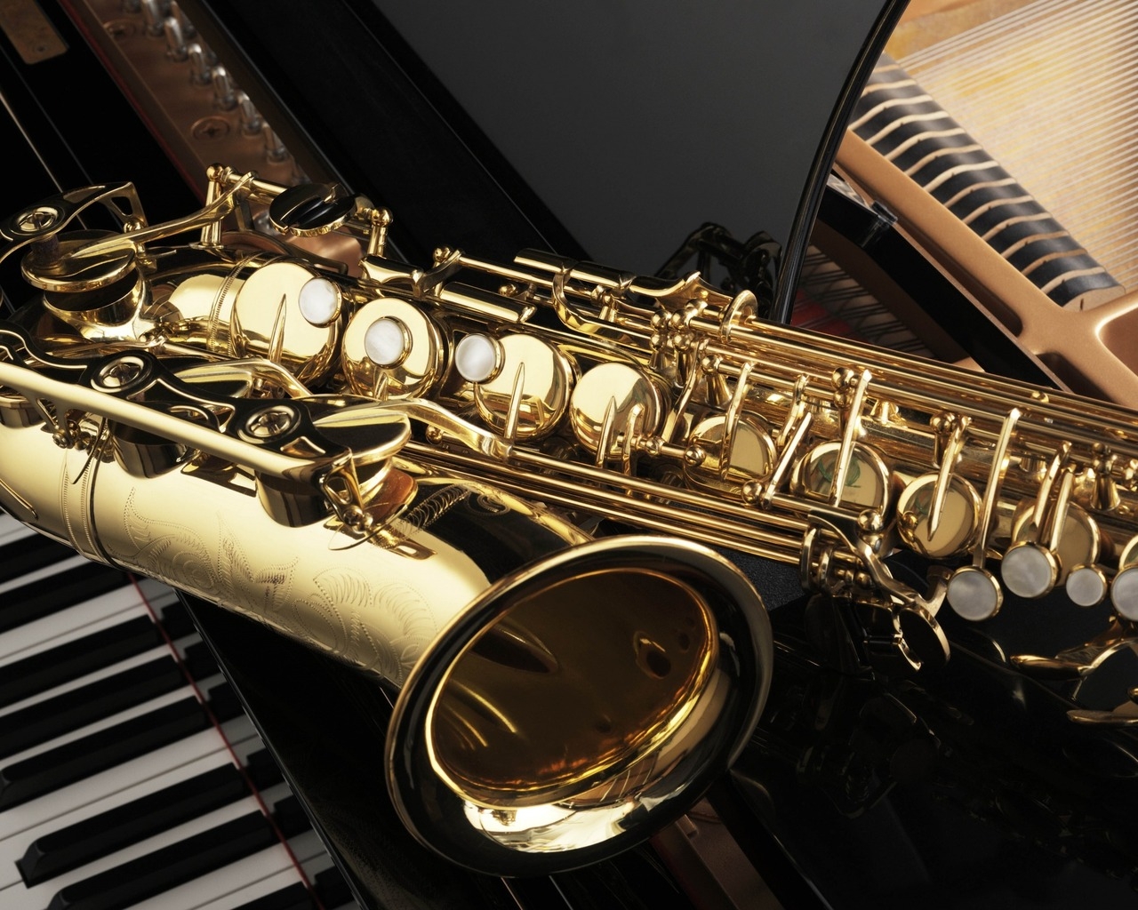 Saxophone and Piano for 1280 x 1024 resolution