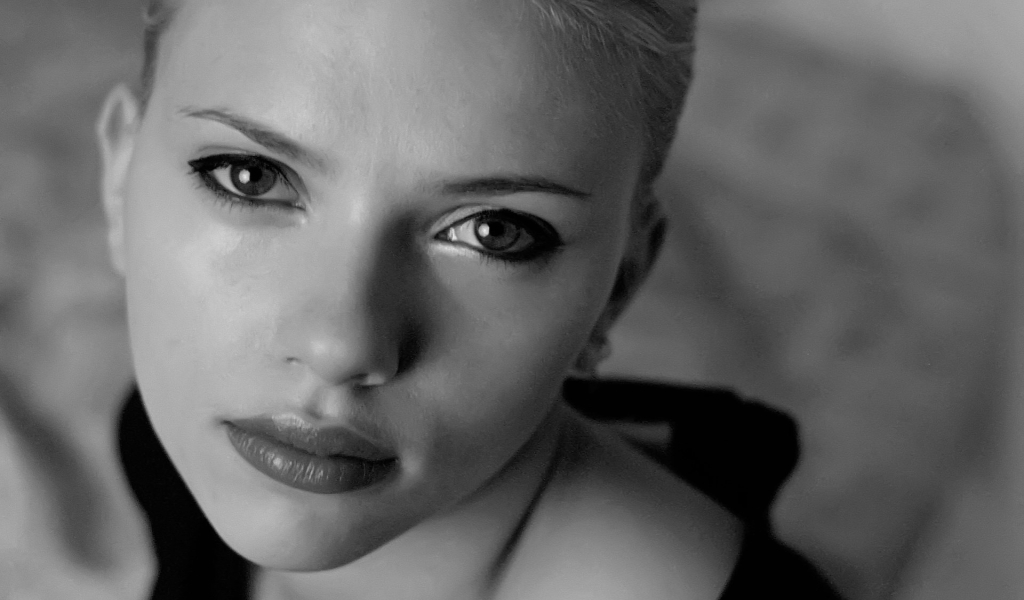 Scarlett Johansson Black and White for 1024 x 600 widescreen resolution