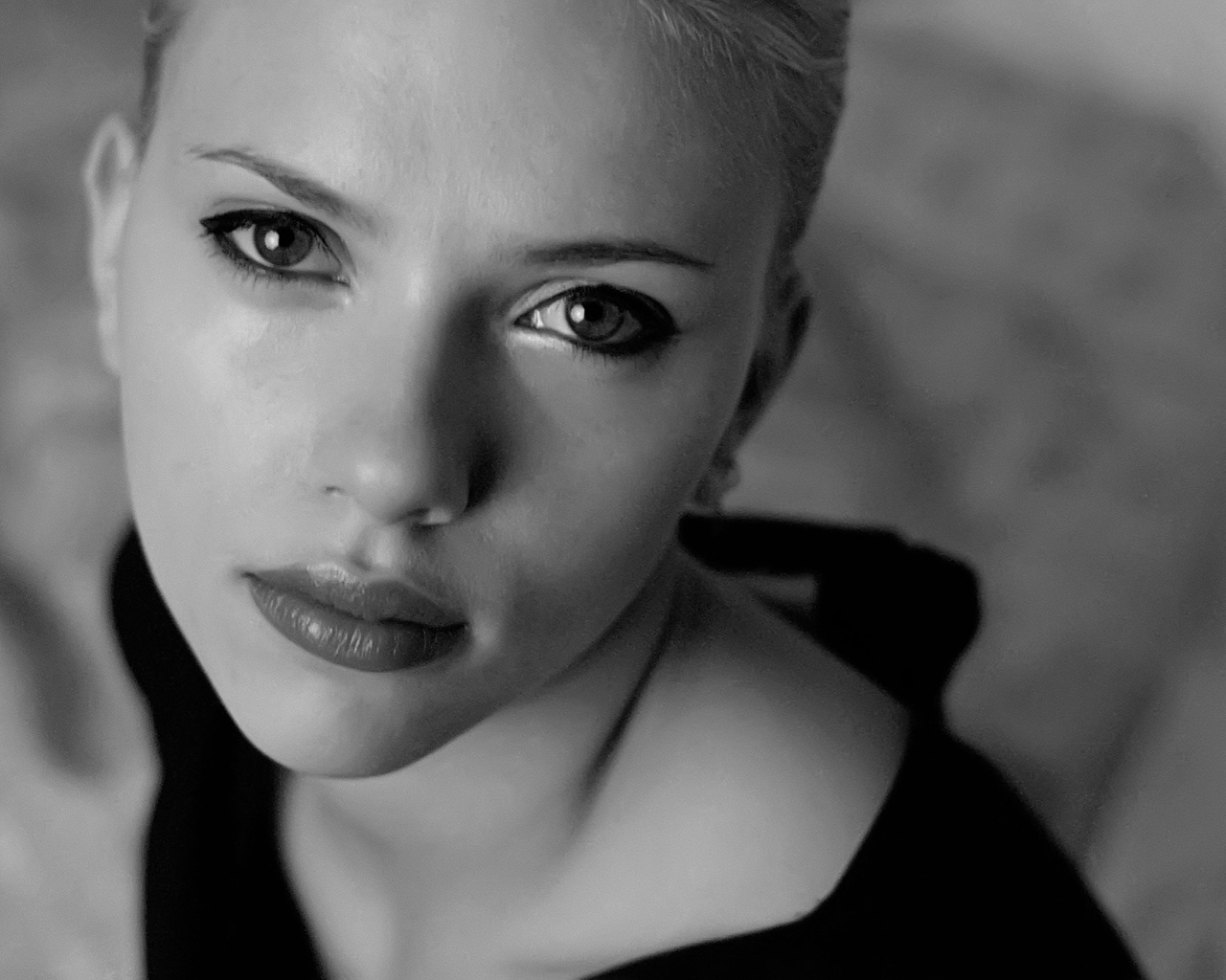 Scarlett Johansson Black and White for 1280 x 1024 resolution