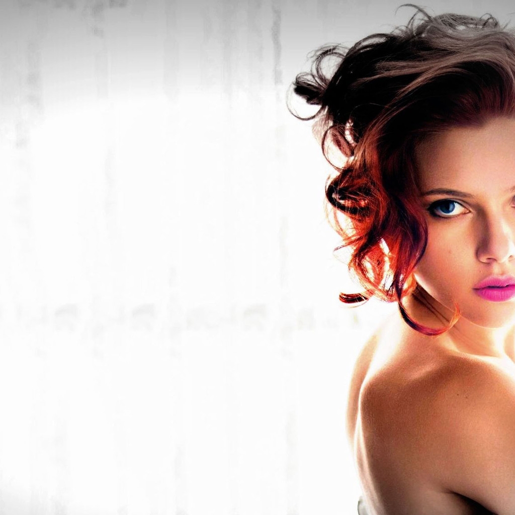 Scarlett Johansson Blue Eyes for 1024 x 1024 iPad resolution
