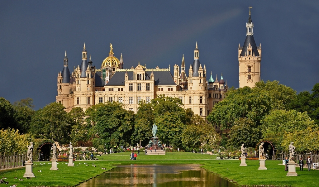 Schwerin Castle Germany for 1024 x 600 widescreen resolution